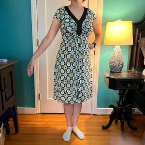 Maggy London Petites Short Sleeved Dress with Retro "Floral" Print - Size 6P